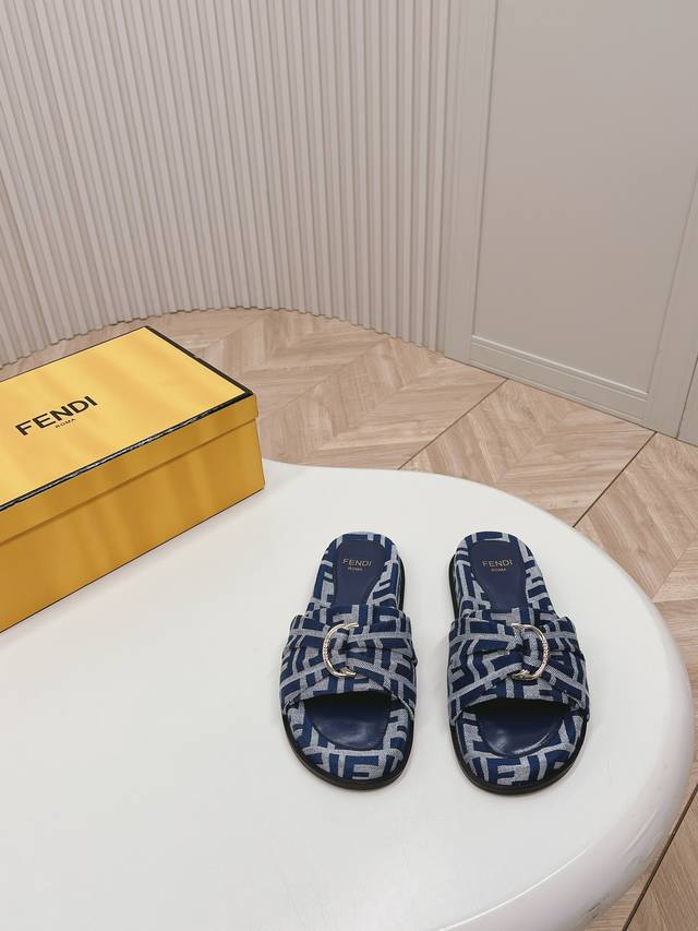 出 Fendi 芬迪 2024Ss 夏季新品ff老花拖鞋 上街穿搭的不二之选 专柜买断货的爆款 经典老花设计，搭配ff Baguette装饰性搭扣，绚丽多姿的色